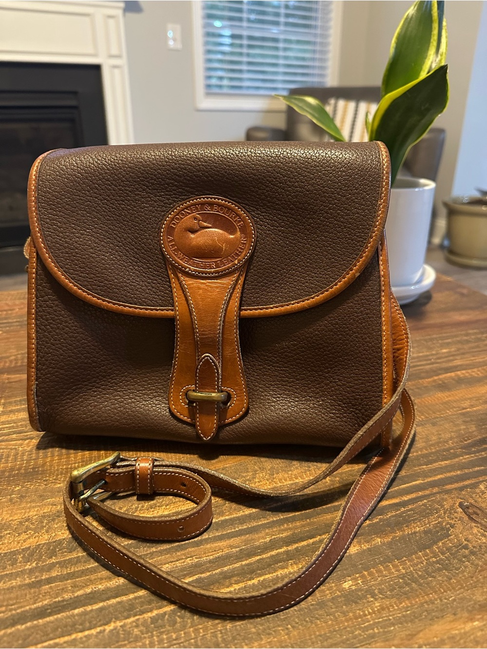 Vintage Dooney & Bourke Essex AWL Brown British Tan Leather Crossbody